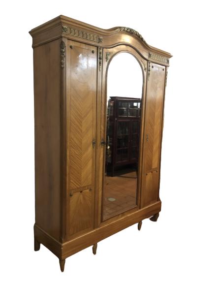 LARGE ANTIQUE ARMOIRE WARDROBE (1 of 7)