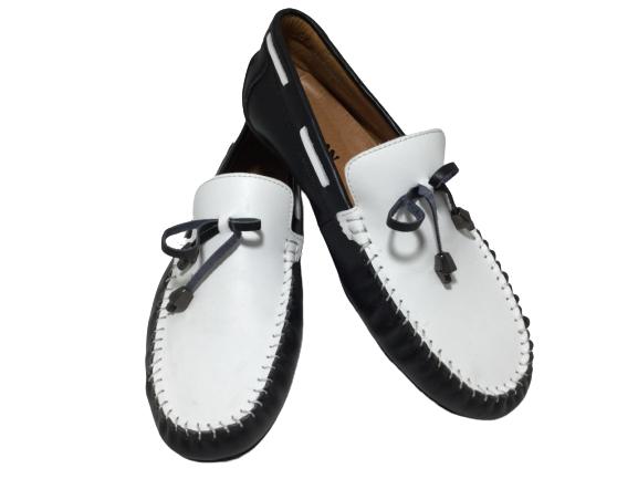 VTG BLACK AND WHITE MENS MOCCASINS SZ 42: VTG BLACK AND WHITE MENS MOCCASINS SZ 42