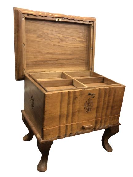 VTG WOODEN JEWELRY STORAGE FOOTED BOX (1 of 5)