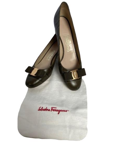 VTG FERRAGAMO NAVY REPTILIAN LEATHER HEELS SIZE 7: VTG FERRAGAMO PATENT LEATHER CREAM HEELS SIZE 7 -SIZE 7-MADE IN ITALY-INCLUDES DUST BAG-GOOD VINTAGE CONDITION, SEE IMAGES