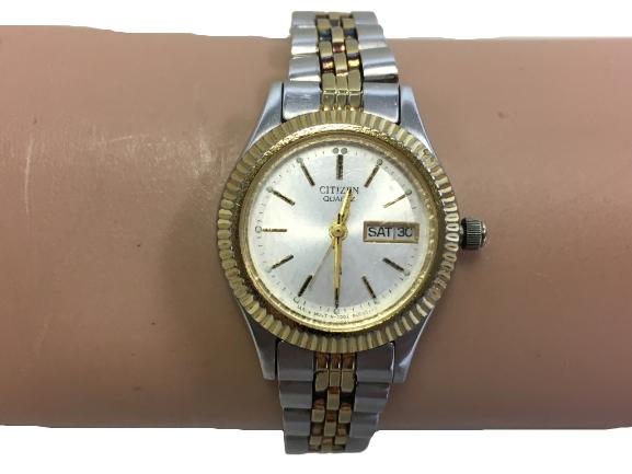 VTG CITIZEN QUARTZ STAINLESS STEEL WATCH: VTG CITIZEN QUARTZ STAINLESS STEEL WATCH - SOME SCRUFFS AND SCRATCHES - SEE PHOTOS