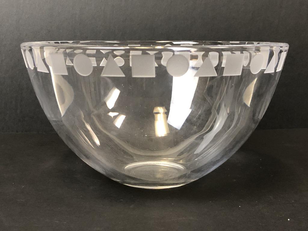 VINTAGE SASAKI CLEAR CRYSTAL ART GLASS BOWL 7": WARD BENNETT SENGAI FOR SASAKI SENGAI CLEAR CRYTAL ART GLASS BOWL WITH PRIMARY GEOMETRIC SHAPES AND ULTRA THICK EDGE. -4" X 7" DIAMETER-VERY GOOD VINTAGE CONDITION