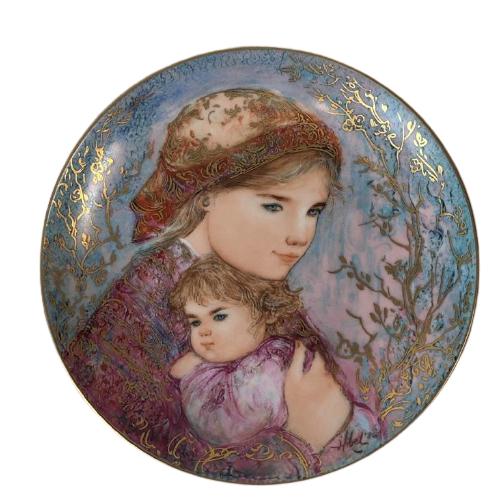 VINTAGE HIBEL MOTHERS DAY PLATE CHARGER 18KT EDGE: VINTAGE EDNA HIBEL " EMILY AND JENNIFER" 18KT GOLD PAINTED LAYERS AND EDGE CHARGER PLATE -RETIRED EDITION BY EDWARD KNOWLES FOR HIBEL. -VERY GOOD CONDITION