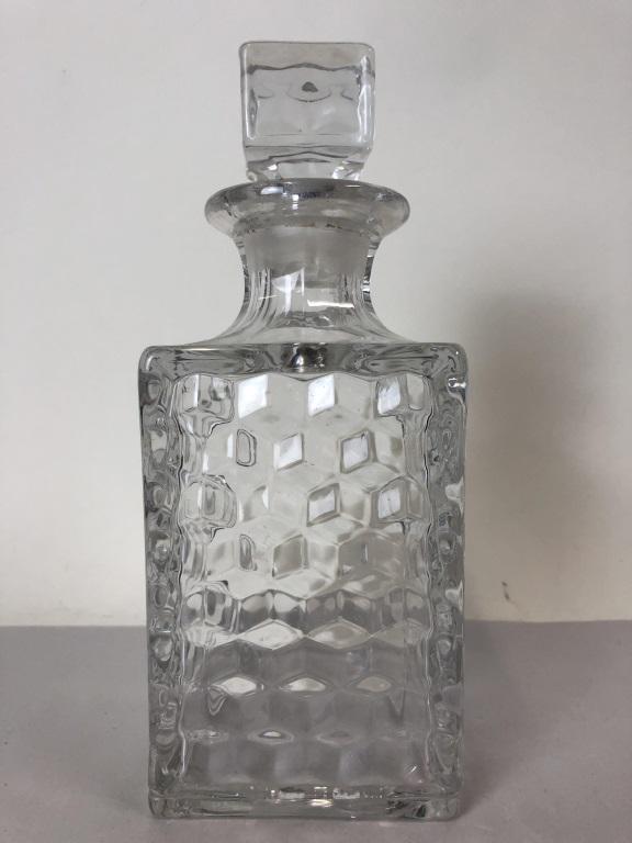 VINTAGE CLEAR GLASS WHISKEY DECANTER: VINTAGE CLEAR GLASS WHISKEY WINE SPIRITS DECANTER BARWARE -8" X 3.5" -VERY GOOD CONDITION CONSISTENT WITH AGE AND USE