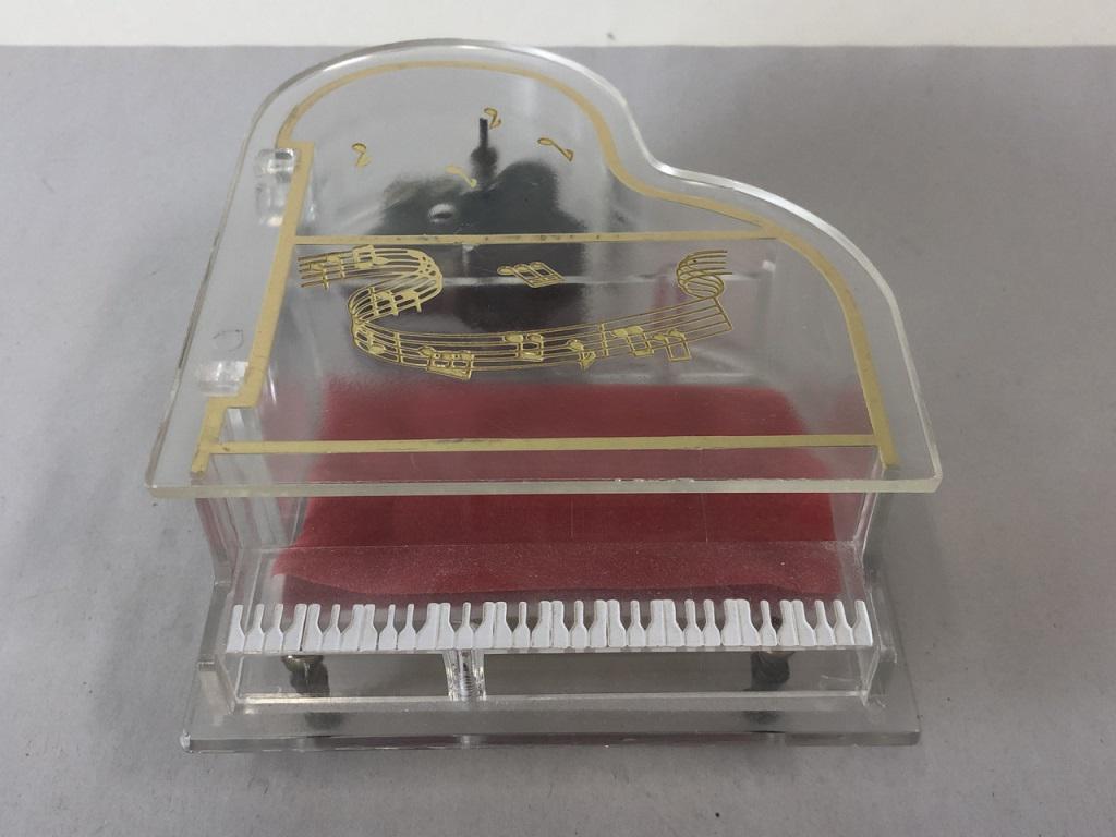 VINTAGE GRAND PIANO LUCITE MUSICAL JEWEL BOX 4.5": VINTAGE BABY GRAND PIANO ACRYLIC LUCITE MUSICAL JEWEL BOX -3" X 4.5" X 6" -VERY GOOD CONDITION, SEE PHOTOS