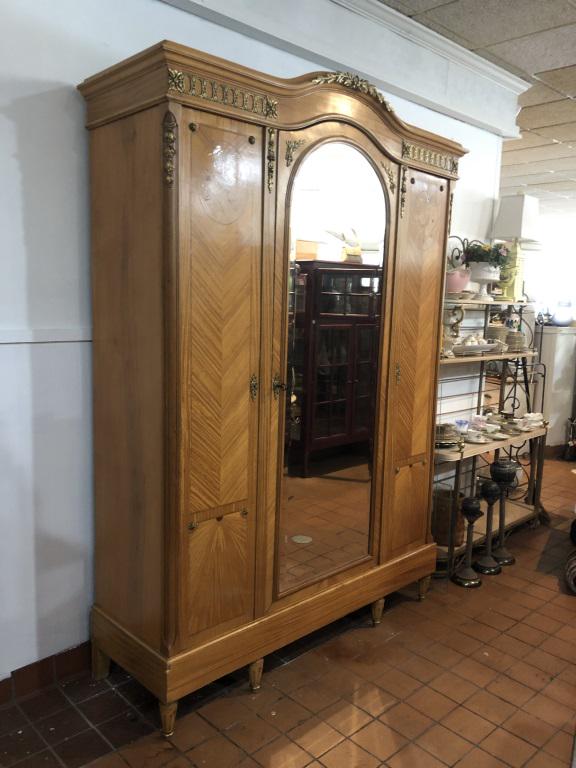 LARGE ANTIQUE ARMOIRE WARDROBE (1 of 7)