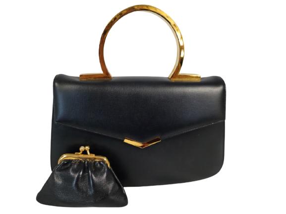 VINTAGE KORET BLACK LEATHER HANDBAG AND WALLET: VINTAGE KORET BLACK LEATHER HANDBAG AND WALLET 9 1/2" X 7" 3" DROP CHAIN ON WALLET BROKEN