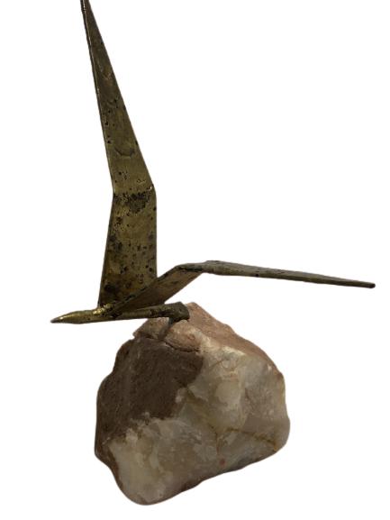 MID MOD CURTIS JERE BIRD ON QUARTZ SCULPTURE 14": MID MOD CURTIS JERE BIRD IN FLIGHT ON QUARTZ BASE SCULPTURE HOME DECOR MID CENTURY MODERN -14" X 6" APPROX-VERY GOOD CONDITION
