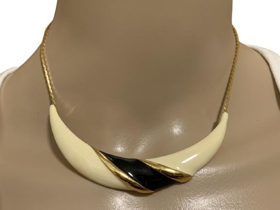 VINTAGE MONET ENAMEL NECKLACE: VINTAGE MONET ENAMEL NECKLACE