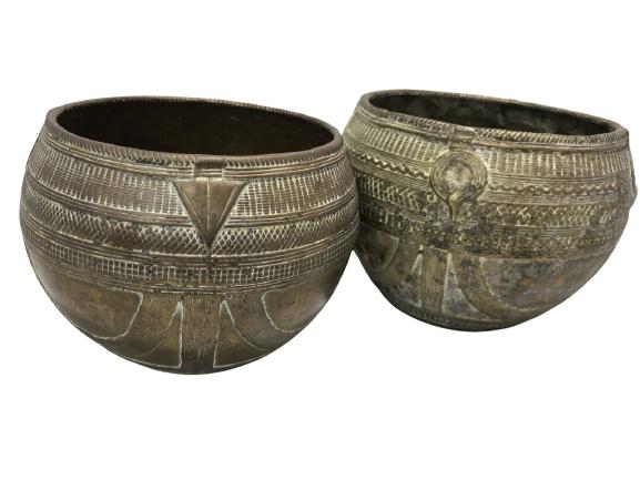 PAIR OF DECORATIVE DETAILED BRASS BOWLS 4" (1 of 8)