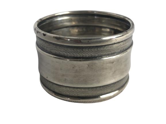 VINTAGE STERLING SILVER NAPKIN RING 1.75" DIAMETER: VINTAGE STERLING SILVER NAPKIN RING 1.75" DIAMETER-1.75" diameter x 1.25" tall-10.8 grams