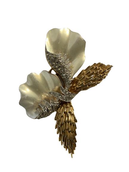 VINTAGE TRIFARI GOLDTONE WITH RHINESTONES BROOCH: VINTAGE TRIFARI GOLDTONE WITH RHINESTONES BROOCH-3" X 2 1/4"-VERY GOOD CONDITION