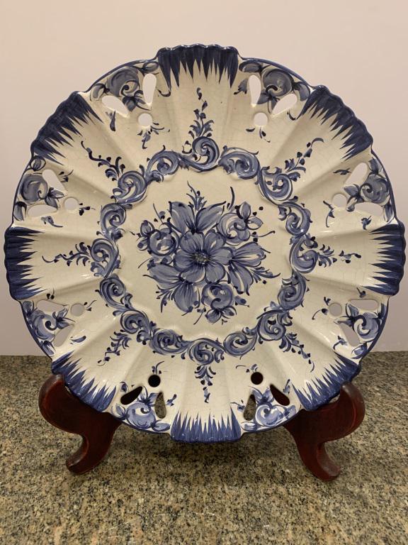 VESTAL ALCOBACA PORTUGAL BLUE AND WHITE PLATE: VESTAL ALCOBACA PORTUGAL BLUE AND WHITE PLATE -11"-VERY GOOD VINTAGE CONDITION