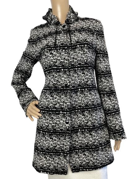 AKRIS PUNTO BLACK WHITE COAT SIZE 6 (1 of 5)