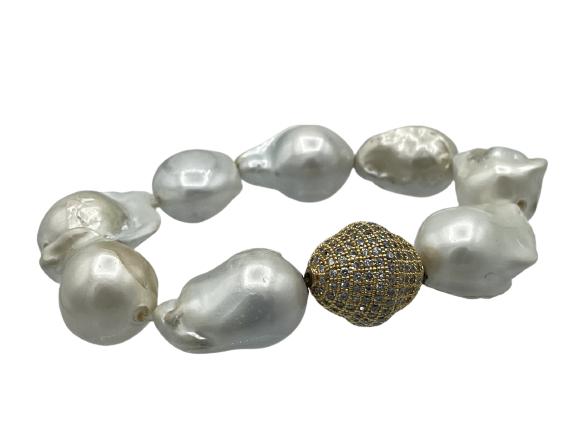 CHUNKY BAROQUE PEARL BRACELET: CHUNKY BAROQUE PEARL BRACELET-FUN BAROQUE FRESHWATER PEARL BRACELET WITH GOLD AND CRYSTAL EMBELLISHMENT.-ELASTIC STRUNG-DIAMETER 2.5"-GOOD CONDITION-TK111720