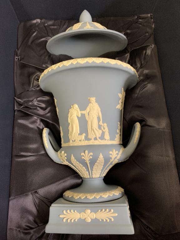 WEDGWOOD BLUE JASPERWARE FOOTED COVERED URN 12" (1 of 5)