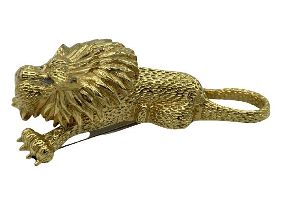 VINTAGE JOMAZ GOLD LION BROOCH 2.75": VINTAGE JOMAZ GOLD LION BROOCH 2.75" -A STUNNING GOLD TONE BROOCH BYJOMAZ OF A TEXTURED LION STRETCHING.-2.75" X 1.5"-VERY GOOD VINTAGE CONDITION-TK113O20