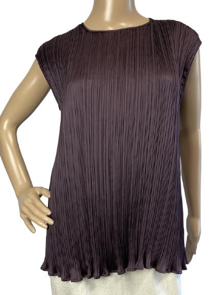 MAX MARA VERTICAL PLEATED PLUM TOP SIZE 6: MAX MARA VERTICAL PLEATED PLUM TOP SIZE 6 -SLEEVELSS MAX MARA TOP IN A PLUM POLY FABRIC. -FLAT LAY MEASUREMENTS IN INCHES BUST 18 LENGTH 26.5-VERY GOOD CONDITION-TK111720