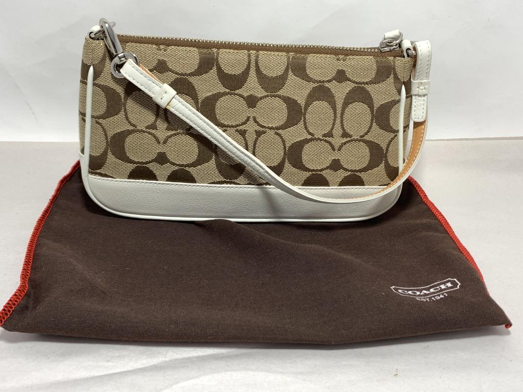 LIKE NEW COACH  POUCHETTE W/ DUSTBAG (1 of 3)