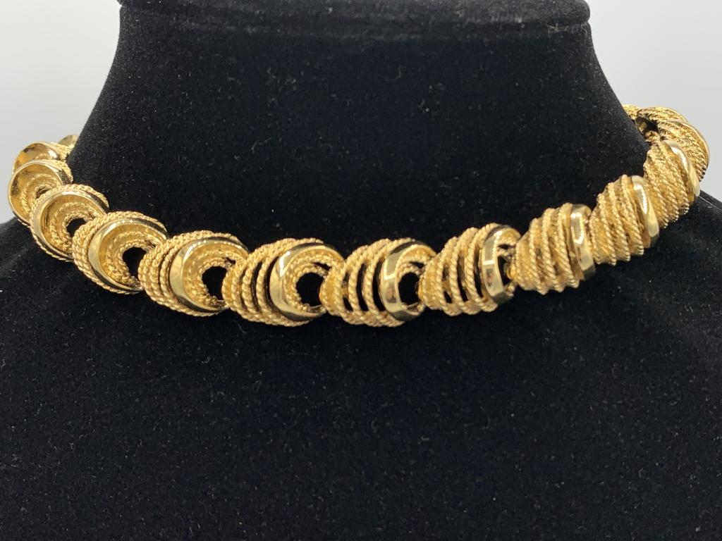 VINTAGE SIGNED MONET GOLD TONE TEXTURED NECKLACE: VINTAGE SIGNED MONET GOLD TONE TEXTURED NECKLACE - GOLD TONE CHOKER-STYLE NECKLACE- HOOK STYLE CLASP- LENGTH: 15.5"- GOOD VINTAGE CONDITION