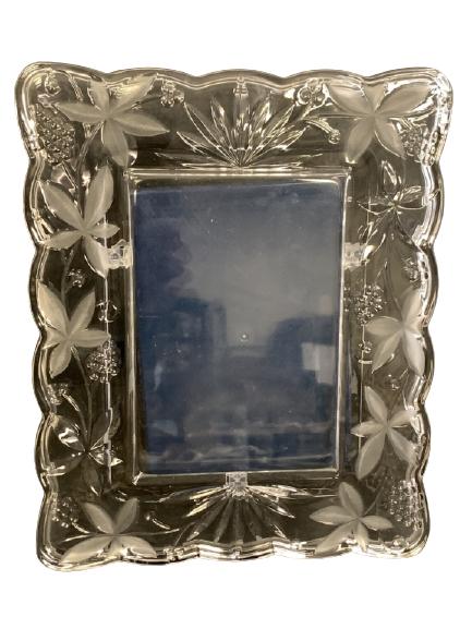 VTG LALIQUE STYLE GLASS FLOWER PICTURE FRAME 11": VINTAGE LALIQUE STYLE FROSTED GLASS FLOWER PICTURE FRAME HOME DECOR DECORATIVE COLLECTIBLE PHOTO FRAMES -11" X 8" APPROX -VERY GOOD CONDITION, NO CHIPS OR CRACKS
