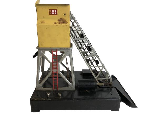 VTG LIONEL GRAVE CONVEYER BELT FOR TRAIN SET 11": VTG LIONEL GRAVEL CONVEYER FOR TRAIN SET HOBBY HOBBYIST LOCOMOTIVE COLLECTIBLE COLLECTOR CONDUCTOR ELECTRIC TRAIN SETS HOME OFFICE MANCAVE DECOR -11" X 11.5" X 11.5" APPROX -GOOD VINTAGE CONDITION CON