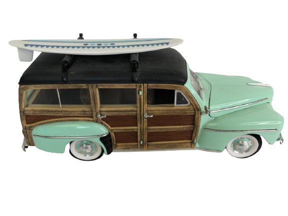 VTG 1946 FORD WOODY W SURFBOARD SCALE MODEL: VTG ROAD SIGNATURE 1946 FORD WOODY WITH SURFBOARD 1:18 COLLECTIBLE SCALE MODEL CAR AUTOMOBILE HOME OFFICE MAN CAVE DECOR BEACH SURFER CRUISER -3" X 8" X 3": APPROX -VERY GOOD CONDITION -DP12820