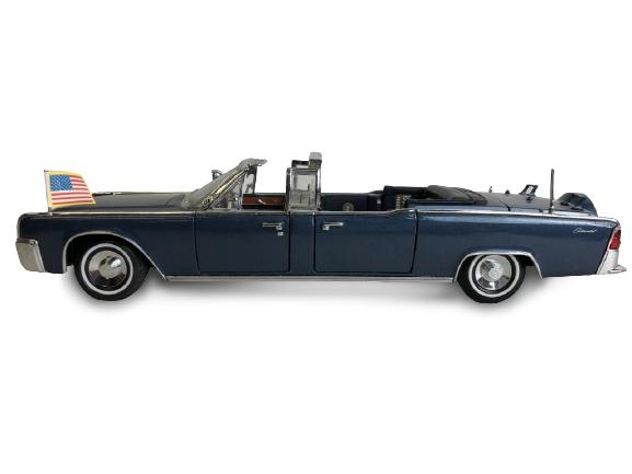 1961 LINCOLN KENNEDY ASSASINATION VEHICLE MODEL: 1961 LINCOLN KENNEDY ASSASINATION VEHICLE SCALE MODEL PRESIDENTIAL SERIES REPLICA 1/24 -2.5" X 10" X 3" APPROX -VERY GOOD CONDITION, SOME MARKS, LOOSE FLAG, MISSING FLAG -DP12820