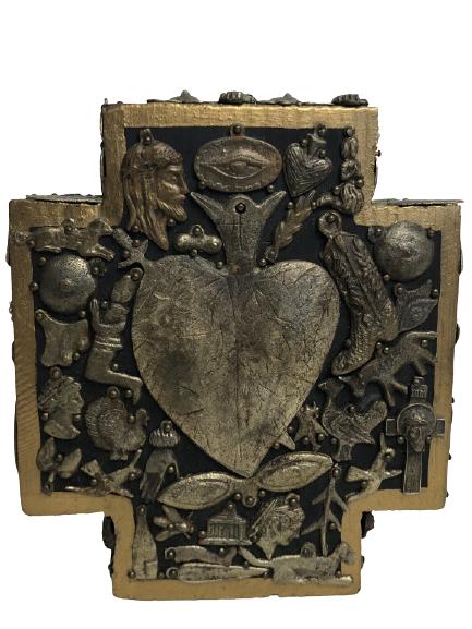 ORNATE CARVED WOODEN ART W/ HEART OF JESUS DESIGN: ORNATE CARVED WOODEN ART W/ HEART OF JESUS DESIGN - HAS A WALL HOOK FOR HANGING - DETAILED BRASS IMAGES - 6-1/4" X 5-1/2" X 1-1/2"