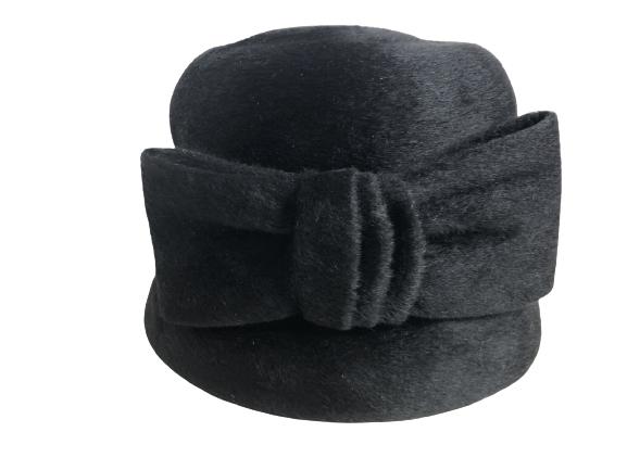 VINTAGE 1964 FRENCH CALYPSO BLACK WOMEN'S HAT: VINTAGE 1964 FRENCH CALYPSO BLACK WOMEN'S HAT - MADE IN FRANCE - LABELED "CALYPSO IMPORTED BODY", "EMME INC. NEW YORK", AND "TRIBOUT SHOP: JOHN WANAMAKER" - BOW DESIGN ON FRONT - COMES IN HAT BOX WITH
