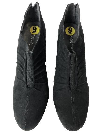 AEROSOLES "SOTOGENIC" WOMEN'S ANKLE BOOTS SZ 9M: AEROSOLES "SOTOGENIC" WOMEN'S ANKLE BOOTS SZ 9M - BLACK SUEDE ANKLE BOOTS WITH ELASTIC FRONT AND ZIPPERED CLOSURE ON BACK- BLACK RUBBER SOLE- 3-1/2" HEEL HEIGHT- COMES IN ORIGINAL BOX- JT122820