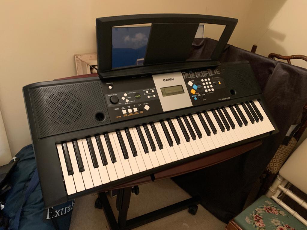 YAMAHA E223 ELECTRIC KEYBOARD WITH STAND (1 of 3)