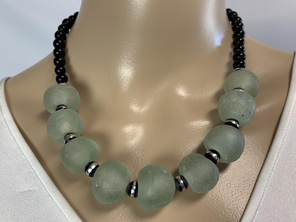 VTG LONG JADE BEADED NECKLACE W/ SCREW CLOSURE (1 of 6)