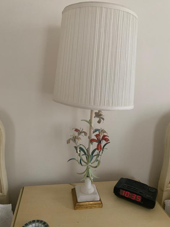 VINTAGE METAL HAND PAINTED LAMP (1 of 2)