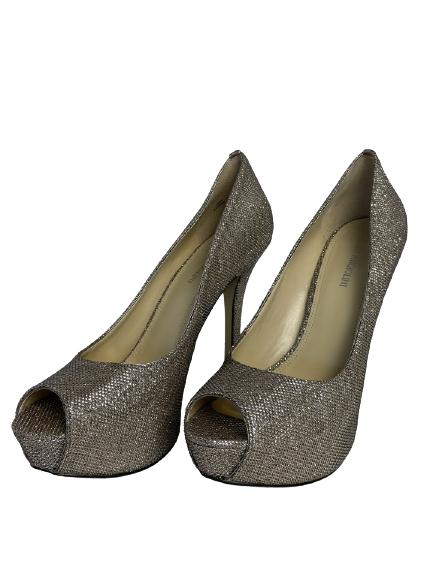 ENZO ANGIOLINI SILVER PLATFORM PUMP SIZE 10: ENZO ANGIOLINI SILVER PLATFORM PUMP SIZE 10 -A SPARKLE PEEP TOE PUMP WITH HIDDEN PLATFORM AND LOADS OF SHINE.-PLATFORM HEIGHT 1"-HEEL HEIGHT 5.5"-LIGHT WEAR ON THE BOTTOM-TK112720