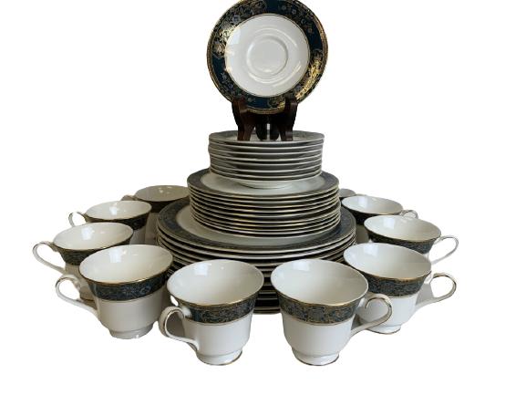 39 PC. ROYAL DOULTON CARLYLE CHINA DINNERWARE SET (1 of 8)