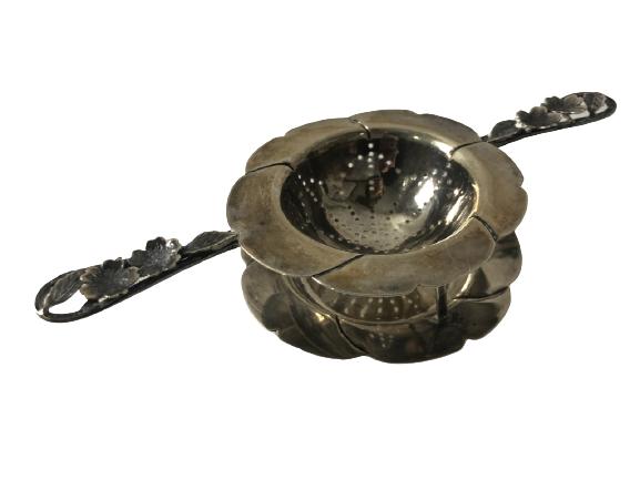 VINTAGE STERLING SILVER TEA LEAF STRAINER 2.5" (1 of 6)