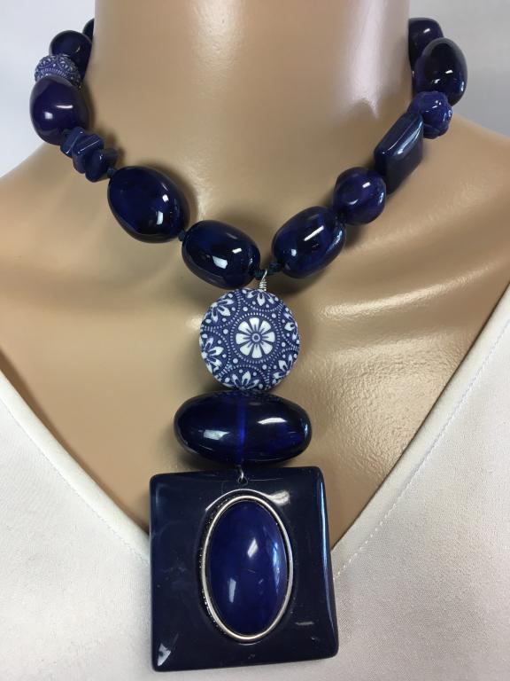 VTG CHICO'S BLUE & WHITE BEADED PENDANT NECKLACE (1 of 7)
