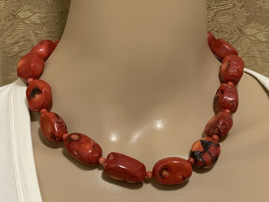 VINTAGE KENNETH LANE RED CORAL NECKLACE: VINTAGE KENNETH LANE RED CORAL NECKLACE