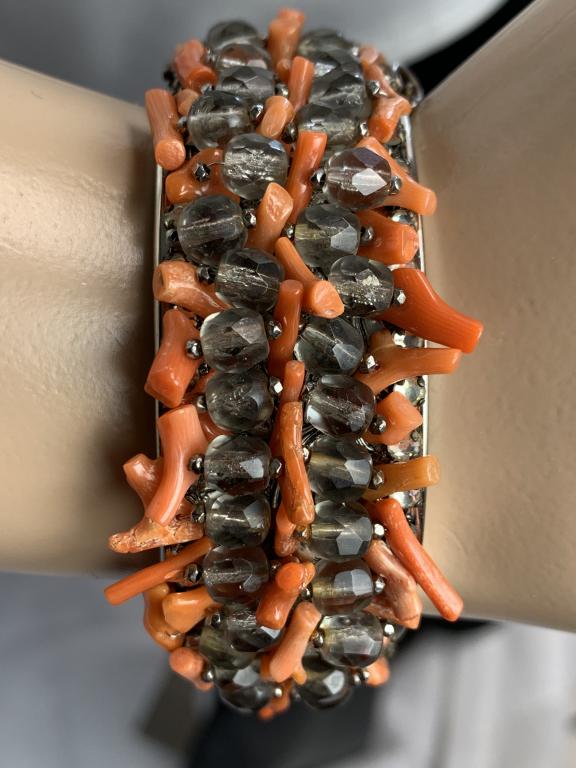 UNIQUE CORAL BEADED BRACELET WITH SAFETY CATCH (1 of 5)