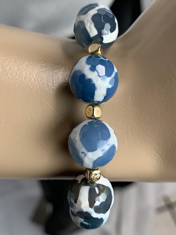 PRETTY BLUE AND WHITE STRETCH BRACELET: PRETTY BLUE AND WHITE STRETCH BRACELET -VERY GOOD CONDITION
