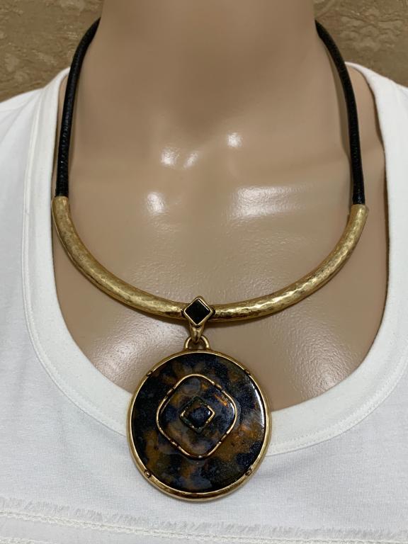 CHICOS BROWN DISK MODERN NECKLACE: CHICOS BROWN DISK MODERN NECKLACE