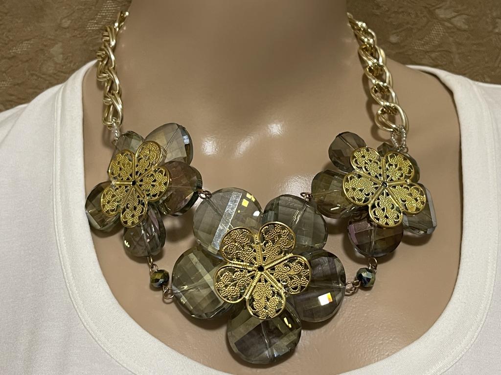 VTG LUCITE FLORAL COSTUME NECKLACE GOLD ACCENTS (1 of 3)