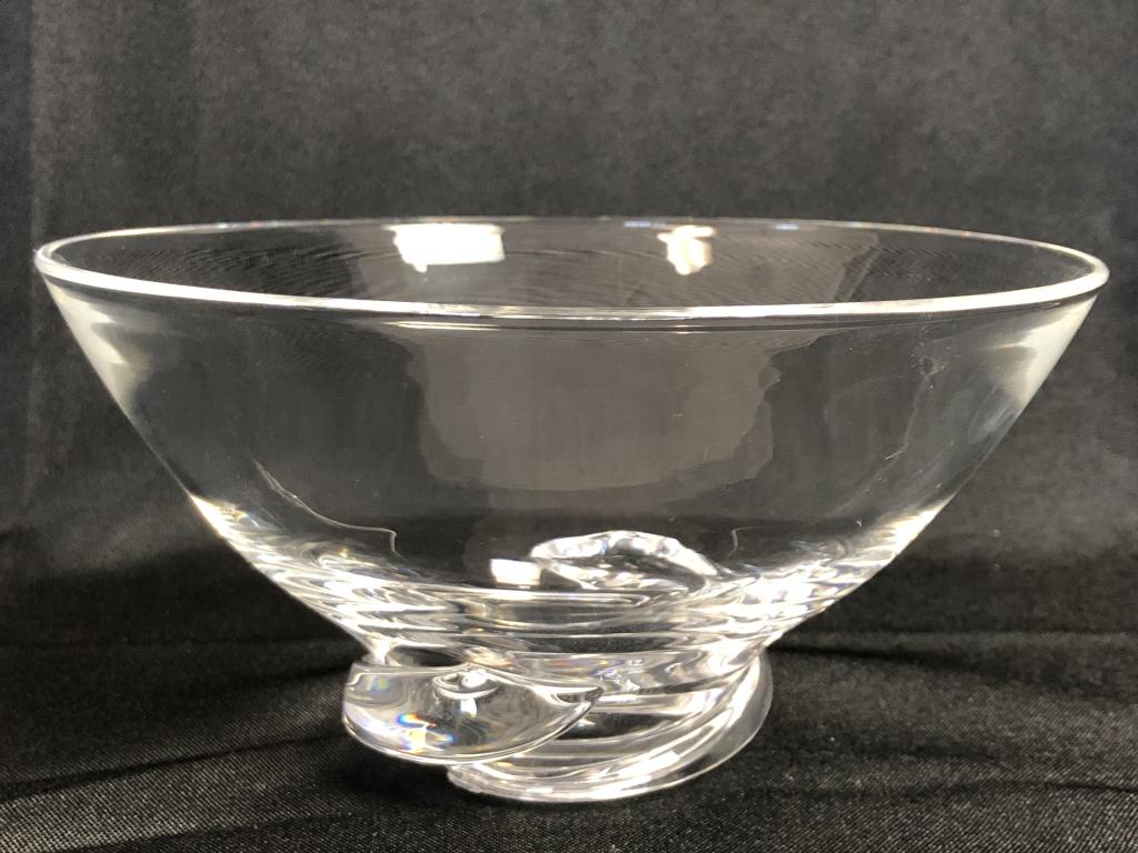 VINTAGE STEUBEN CRYSTAL POLLARD SPIRAL BOWL 7": VINTAGE STEUBEN CRYSTAL POLLARD SPIRAL BOWL 7" - BEAUTIFUL VINTAGE CRYSTAL BOWL WITH A TWISTING SPIRAL BASE- SIGNED "STEUBEN" ON BOTTOM- DIAMETER: 7"- VERY GOOD VINTAGE CONDITION- JT011521