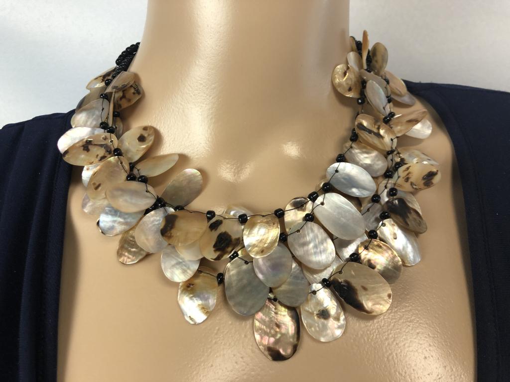 VTG CHOKER-STYLE MOTHER OF PEARL NECKLACE (1 of 4)