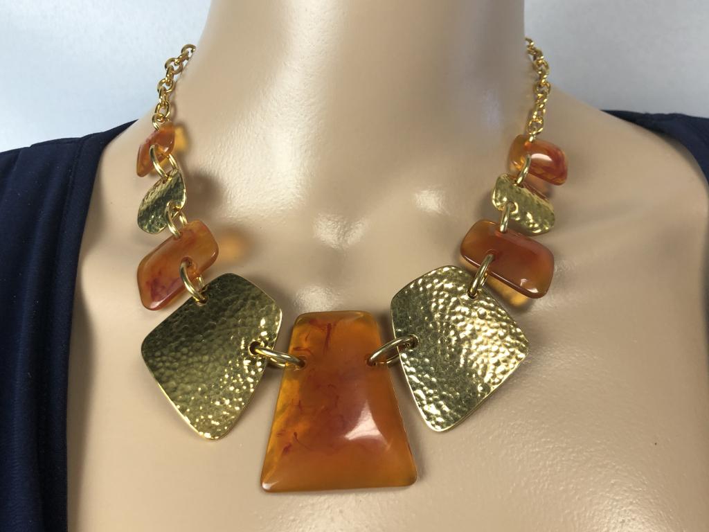VTG JOAN RIVERS GOLD & AMBER NECKLACE: VTG JOAN RIVERS GOLD & AMBER NECKLACE - VINTAGE CHOKER STYLE NECKLACE WITH GOLD AND AMBER ACCENTS- SIGNED "JOAN RIVERS"- LOBSTER CLASP- VERY GOOD VINTAGE CONDITION- JT012521