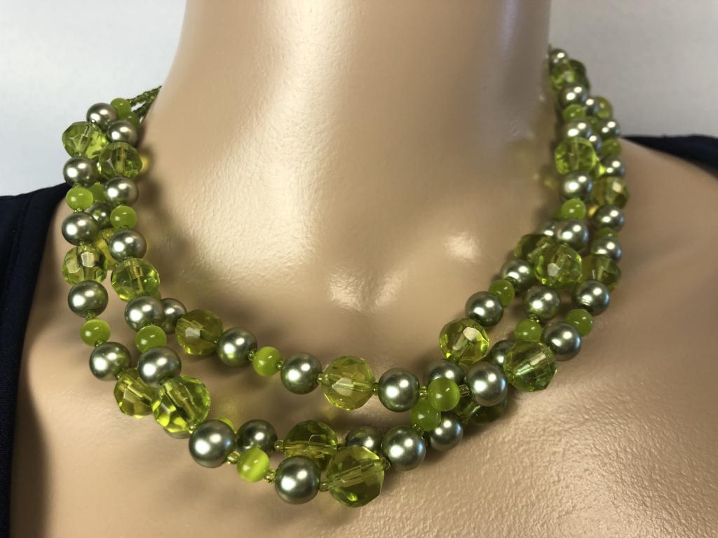 VTG MULTI-STRAND GREEN BEADED CHOKER NECKLACE (1 of 4)