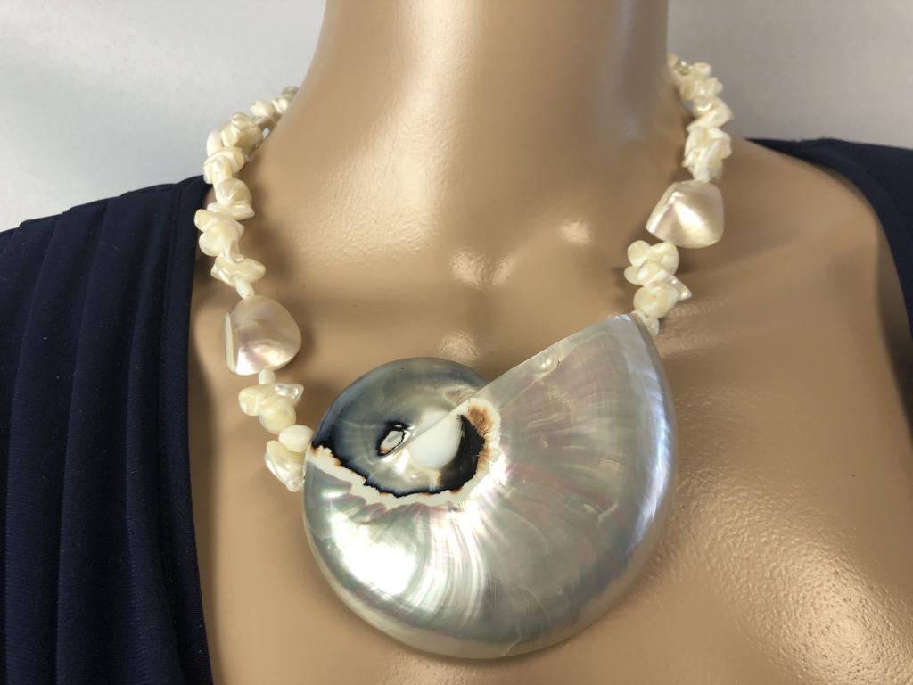 VTG SEASHELL & MOTHER OF PEARL NECKLACE (1 of 4)