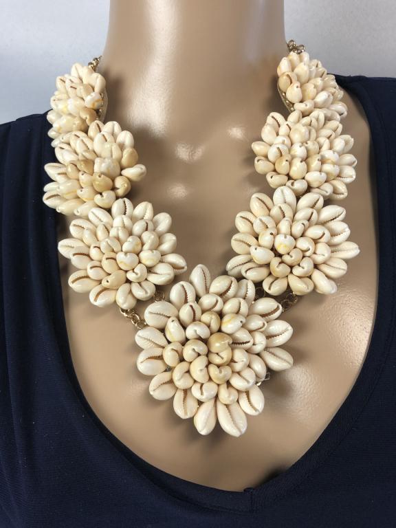 VTG F.B. SIGNED SEA SHELL FLOWER NECKLACE: VTG F.B. SIGNED SEA SHELL FLOWER NECKLACE - VINTAGE SEASHELL NECKLACE- SIGNED "F.B."- LOBSTER CLASP - MANY SMALL WHITE SEASHELLS SET IN A FLOWER DESIGN- VERY GOOD VINTAGE CONDITION- JT012521