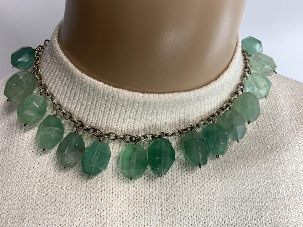 VINTAGE JADE COLORED STONE CHOKER: VINTAGE JADE COLORED STONE CHOKER-15"L-GOOD CONDITION-NC11022020